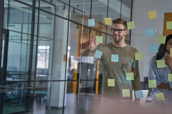 Homme souriant travaillant dans une entreprise — Photo