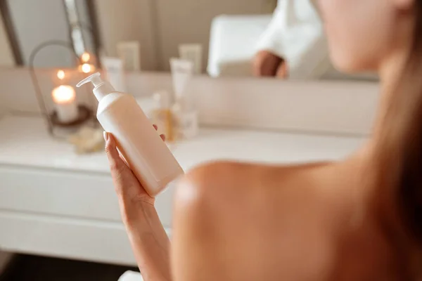 化粧品クリーム又は化粧水の女性の手押しボトル — ストック写真