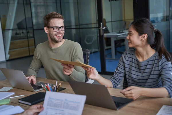 Feliz hombre y mujer mirando y sosteniendo sobre — Foto de Stock