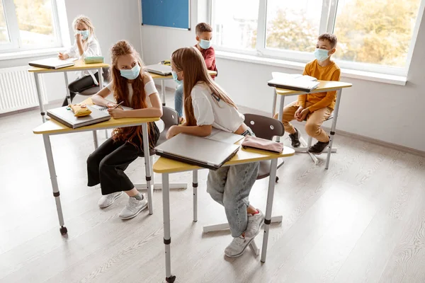 Los niños de la escuela con cuadernos disfrutando de estudio juntos — Foto de Stock