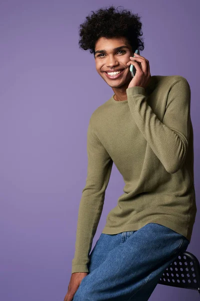 Porträt eines fröhlichen brünetten Mannes im lockeren T-Shirt — Stockfoto