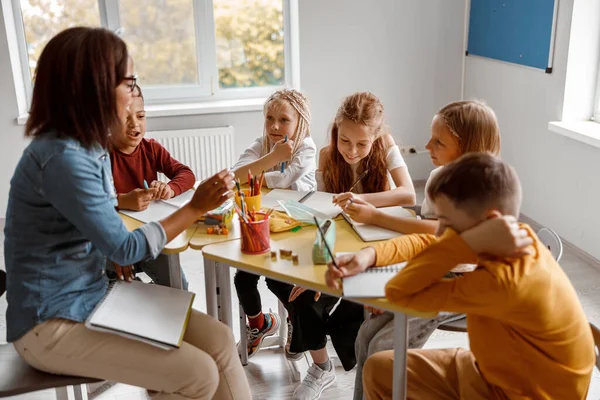 Nauczycielka podczas lekcji z uczniami w klasie — Zdjęcie stockowe