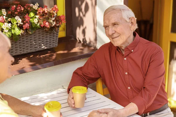 Pria senior yang ceria menghabiskan waktu dengan istri tercinta di kafe jalanan — Stok Foto