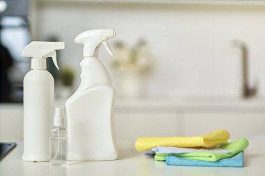 Temizlik yap. Mutfak yüzeyindeki deterjan şişelerini ve halı yığınlarını yakından çek.