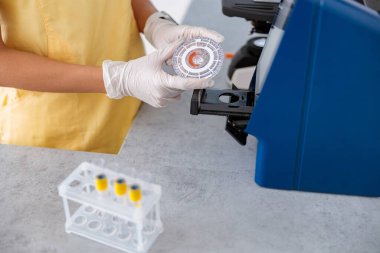 Klinikte kadın veteriner laboratuvar araştırması yapıyor.