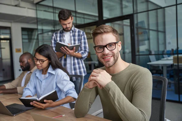 Avviso di scrittura dei lavoratori per la relazione nel quaderno — Foto Stock