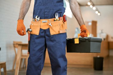 Eldivenli erkek elektrikçi alet çantası seti