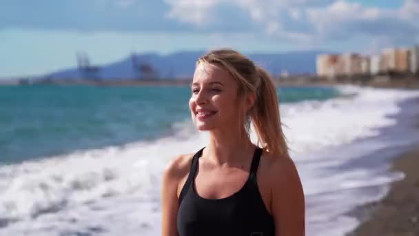 Portret van gelukkige jonge vrouw glimlachend op zee. — Stockvideo