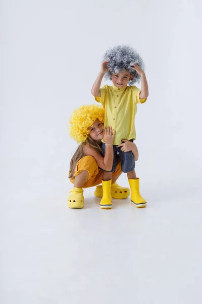 Słodkie dzieci w peruki przytulanie w studio — Zdjęcie stockowe