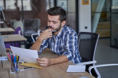 İşçiler şirketin başarısını ve gelişimini düşünüyor.