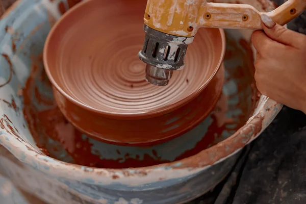 Artista hecho a mano creando tazón de barro en círculo en el estudio de arte — Foto de Stock