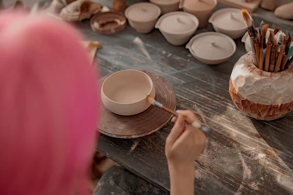Pembuat tembikar perempuan muda terlibat dalam kerajinan di bengkelnya — Stok Foto