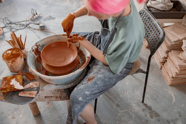 Femme crafter faire des plats d'argile dans la salle de poterie — Photo