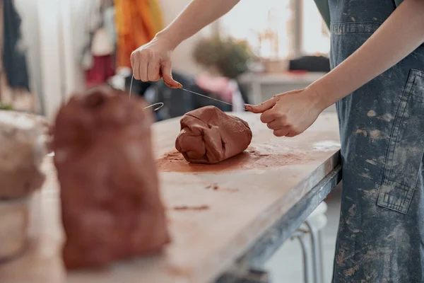 Produit d'argile de moulage maître diligent dans l'atelier de céramique — Photo