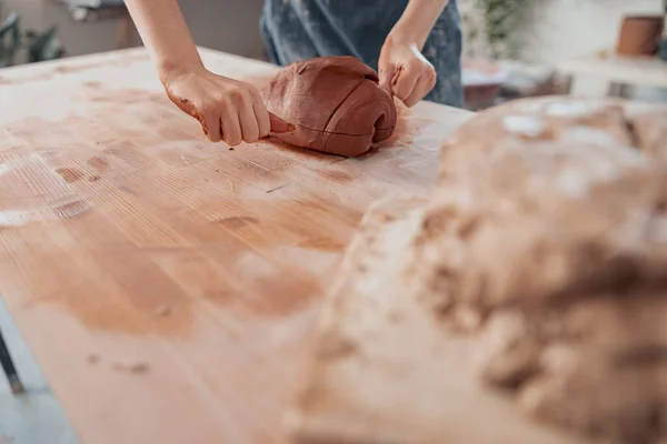 Artigiana che divide il grumo di argilla nella stanza della ceramica — Foto Stock