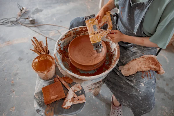 Handgemaakte kunstenaar creëren aarden kom op cirkel in kunststudio — Stockfoto