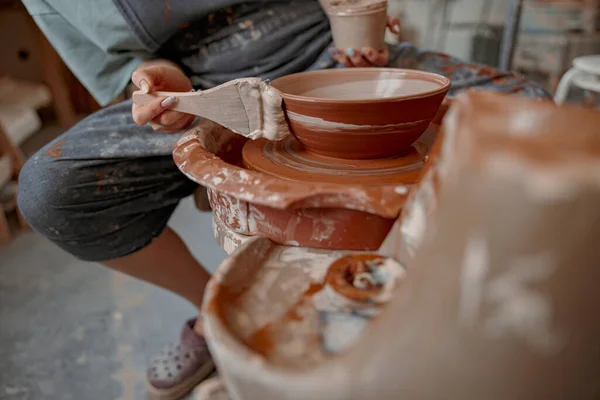 Maestro vasaio femminile che lavora su mestiere in studio di argilla — Foto Stock