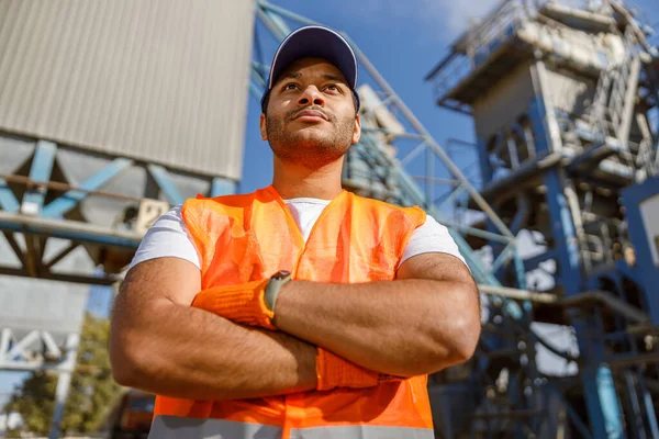Pekerja berpengalaman berdiri di depan pabrik beton besar — Stok Foto
