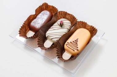 Çikolatalı ve vanilyalı dondurma.