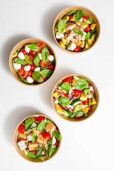 Seleção de saladas diferentes na tigela na mesa — Fotografia de Stock