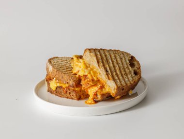 Erimiş peynirli sıcak ekmek ve dilim