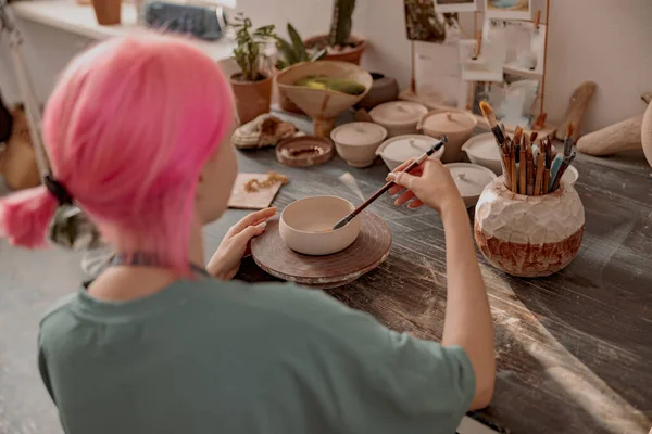 Perempuan keramik dekorasi gerabah di bengkel keramik — Stok Foto
