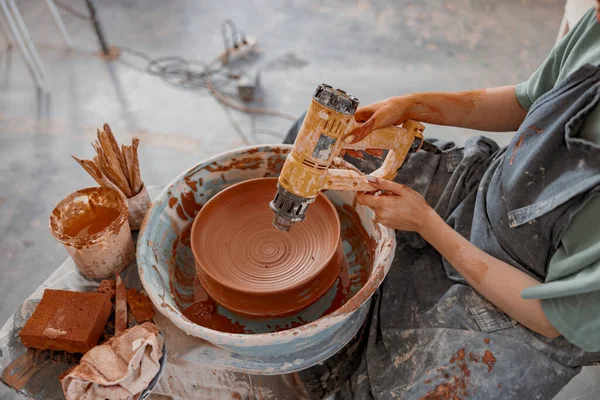 Vakkundige ambachtsman maken kom in aardewerk workshop — Stockfoto