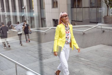 sokakta yürüyen şık genç kadın