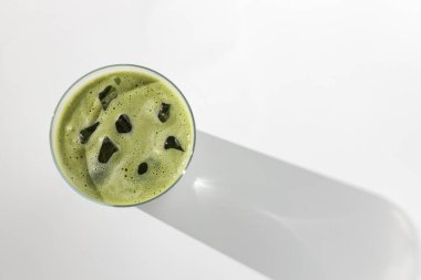 İçki detoks ve sağlıklı içeceklerle ünlüdür.