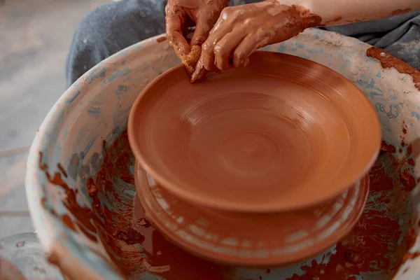 Vakkundige vrouw werkt op aardewerk wiel in keramiek workshop — Stockfoto