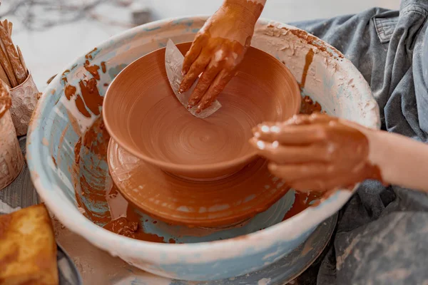 Ambachtelijke handen werken op aardewerk wiel met keramiek — Stockfoto