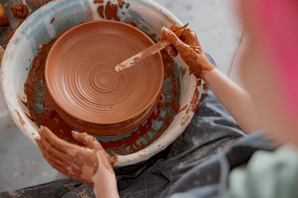 Pottenbakker handmatig werken op aardewerk wiel in de werkruimte — Stockfoto