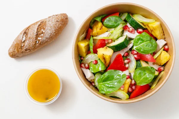 Blick von oben auf Salatsoße und Brötchen am Teller — Stockfoto