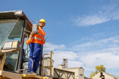 Fabrikada ağır makineler kullanan çok ırklı inşaat işçisi
