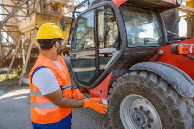Çok ırklı işçiler dışarıdaki üretim sürecini düzenliyor.