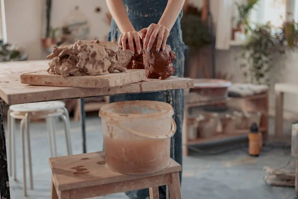 Maestro donna che lavora con argilla grezza in sala ceramica — Foto Stock