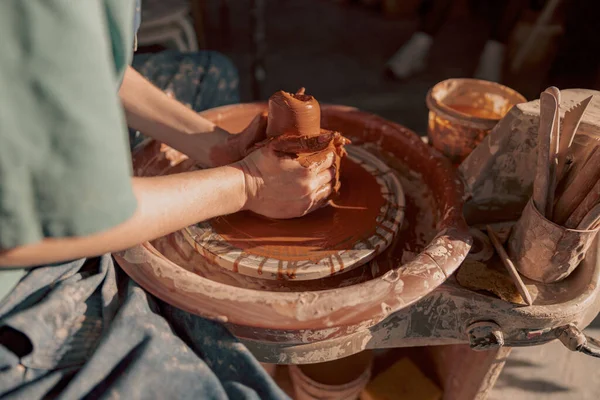 Argilla artista modellazione prodotto su ruota ceramista in officina — Foto Stock