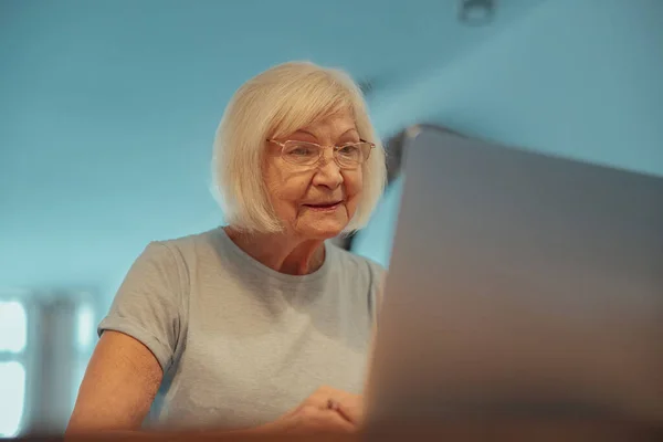 Wanita usia kaukasia bekerja di laptop di dalam ruangan — Stok Foto