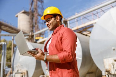 İnşaat işçisi üretim sürecini dışarıda yürütüyor.