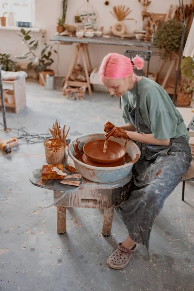 Cute woman working on pottery wheel in ceramics workshop — Stock Photo, Image