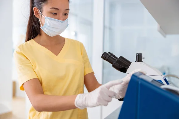 Veterinärspecialist som utför kemiska tester i laboratorium — Stockfoto