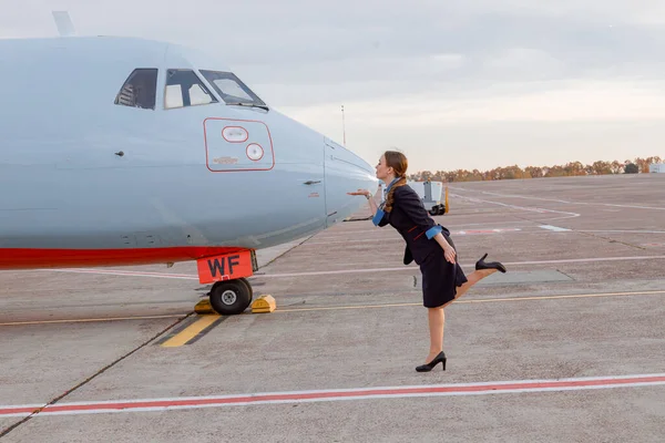 Pramugari wanita mengirimkan blow kiss di bandara — Stok Foto