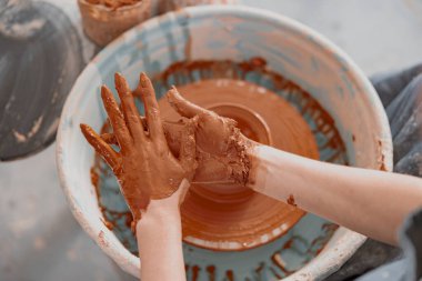 El yapımı sanatçı sanat stüdyosunda yuvarlak şeklinde toprak kase yaratıyor.