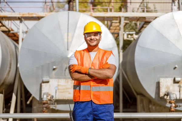 Foto av lycklig multietnisk arbetare i fabriken — Stockfoto