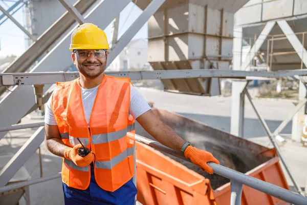 Insinyur konstruksi muda tersenyum bekerja di pabrik — Stok Foto