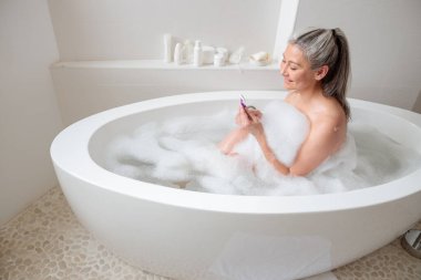 Yetişkin kadın bacak kıllarını çıkarmaya hazırlanıyor.