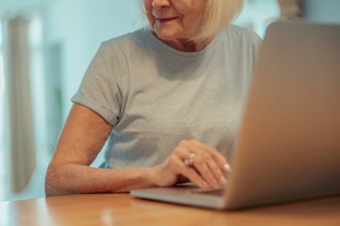 Evde kendinden emin yaşlı bir kadının fotoğrafı.