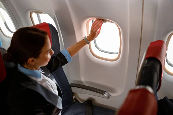 La azafata sentada será la ventana del avión. — Foto de Stock