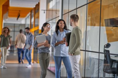 Çalışanlar ortaklar ve yönetmenlerle görüşmek için bekliyorlar