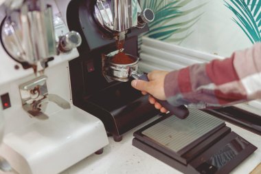 Filtreye öğütülmüş kahve dökme işlemi